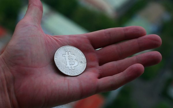 Bybit ograniczy dostęp do usług w Indiach, kryptopiramida o wartości 9,4 mln dolarów: co nowego na rynku