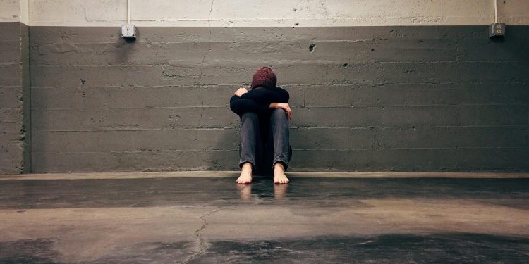 Dlaczego ludzie unikają pozytywnych chwil: nowe badania na temat depresji i strachu przed szczęściem
