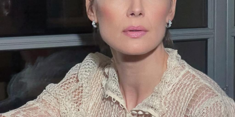 Gwiazda „Dumy i uprzedzenia” Rosamund Pike zauważona w biżuterii ukraińskiej marki