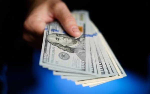 Czego można oczekiwać od dolara i euro na początku kwietnia: prognoza bankierów