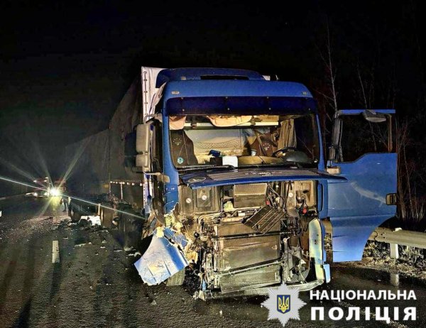 Смертельна ДТП під Києвом: водій легковика виїхав на зустрічну смугу і зіткнувся з вантажівкою