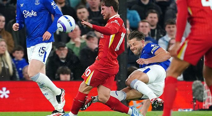 A to nie jest czerwone?! WIDEO przedstawiające obrońcę Evertonu rzucającego się pod nogi pomocnika Liverpoolu