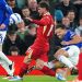 A to nie jest czerwone?! WIDEO przedstawiające obrońcę Evertonu rzucającego się pod nogi pomocnika Liverpoolu