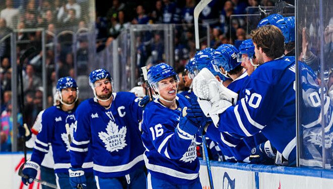 NHL to liga hokeja na lodzie. Dwie drużyny awansowały do fazy play-off – Rangers i Colorado wygrywają