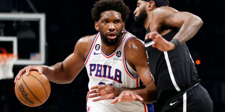 Embiid z Filadelfii przejdzie operację kolana, spodziewany powrót za 6 tygodni