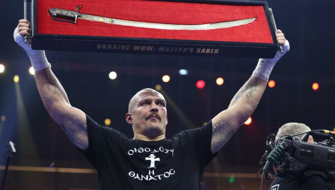 Usyk wyznał, dlaczego zabrał ze sobą na walkę z Furym szablę Mazepy