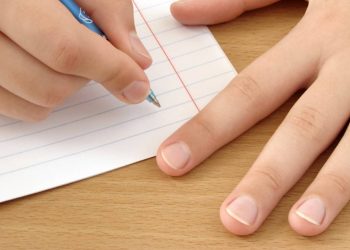 W każdym razie czy w każdym bądź razie – która forma jest poprawna?