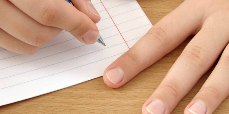 W każdym razie czy w każdym bądź razie – która forma jest poprawna?