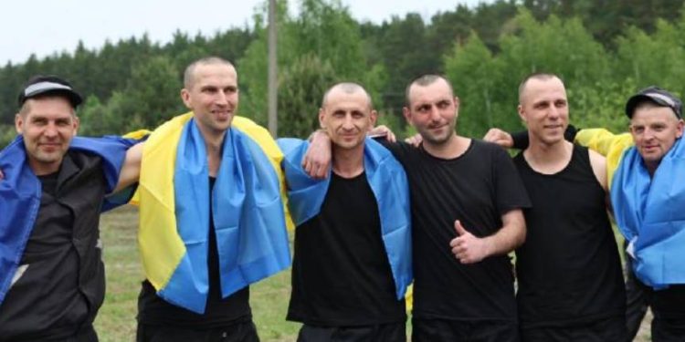 Ukraina odzyskała 303 obrońców w ramach wymiany "1000 na 1000"