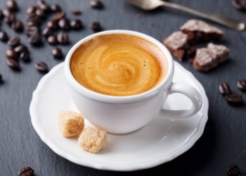 Dowiedz się, jaka kawa jest najlepsza do espresso – poznaj idealny stopień palenia, odpowiedni pomiał i najlepsze odmiany kawy do przygotowania aromatycznego napoju.