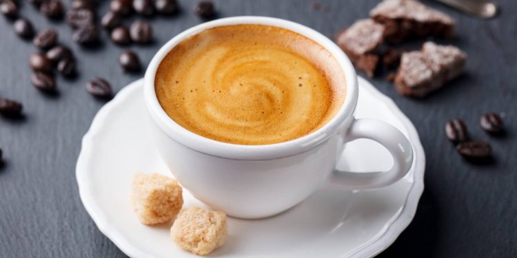 Dowiedz się, jaka kawa jest najlepsza do espresso – poznaj idealny stopień palenia, odpowiedni pomiał i najlepsze odmiany kawy do przygotowania aromatycznego napoju.