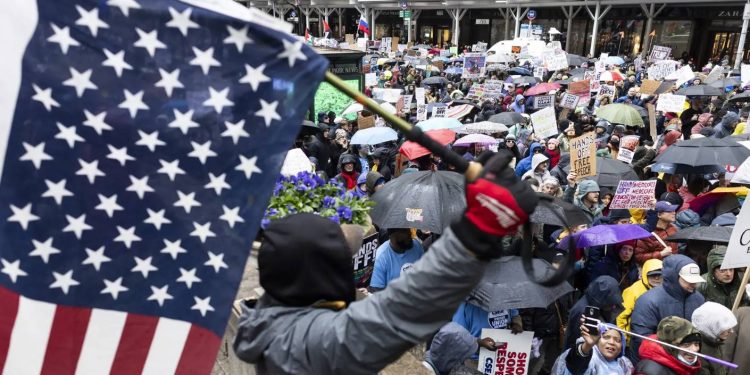 Trump uruchamia zakrojony na szeroką skalę program deportacji migrantów w USA, skoncentrowany na dużych miastach. Kampania wywołała protesty i niepokój społeczny.