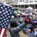 Trump uruchamia zakrojony na szeroką skalę program deportacji migrantów w USA, skoncentrowany na dużych miastach. Kampania wywołała protesty i niepokój społeczny.