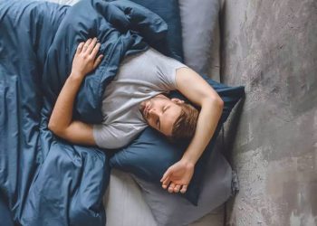 Dowiedz się, jak działa melatonina, czy warto ją stosować przed snem, jaki ma wpływ na organizm i czy może pomóc w bezsenności.