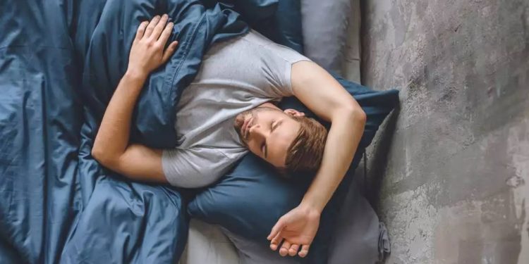 Dowiedz się, jak działa melatonina, czy warto ją stosować przed snem, jaki ma wpływ na organizm i czy może pomóc w bezsenności.