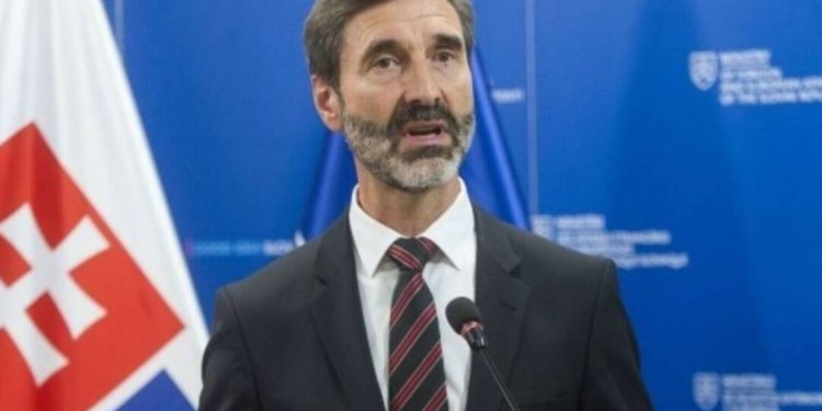 Szef MSZ Słowacji Juraj Blanár stwierdził, że wojnę na Ukrainie można zakończyć tylko drogą dialogu z Rosją, sugerując możliwość przebaczenia „wszystkiego, co się wydarzyło”.