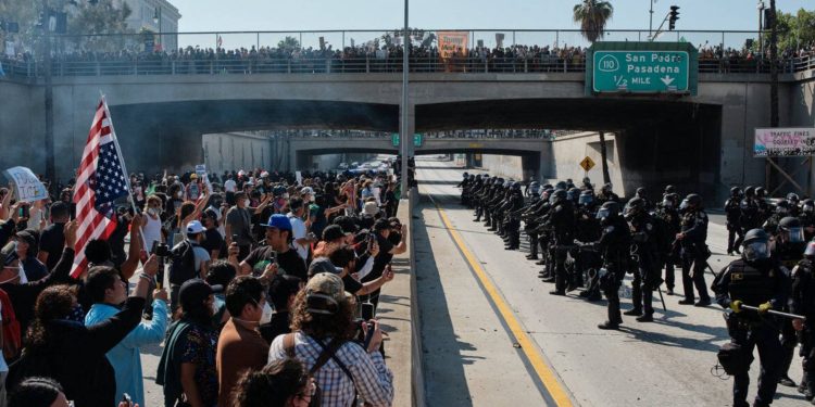 Sąd apelacyjny zezwolił Donaldowi Trumpowi na użycie Gwardii Narodowej w celu stłumienia protestów w Los Angeles, uznając jego działania za prawdopodobnie legalne.