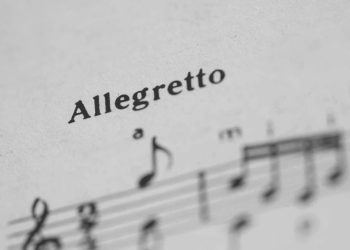 Allegro i allegretto to dwa terminy w muzyce, które oznaczają różne tempa. W tym artykule dowiesz się o ich różnicach oraz rodzajach allegro.