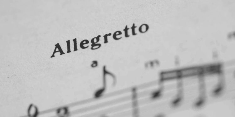 Allegro i allegretto to dwa terminy w muzyce, które oznaczają różne tempa. W tym artykule dowiesz się o ich różnicach oraz rodzajach allegro.
