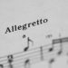 Allegro i allegretto to dwa terminy w muzyce, które oznaczają różne tempa. W tym artykule dowiesz się o ich różnicach oraz rodzajach allegro.