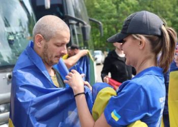 Ukraina i Rosja przeprowadziły nową wymianę jeńców: uwolniono rannych, ciężko chorych oraz oficerów. Większość z nich była przetrzymywana od 2022 roku po walkach o Mariupol.