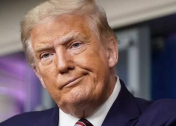 Donald Trump wyjaśnił, dlaczego USA odkładają nowe sankcje wobec Rosji: powodem jest oczekiwanie na porozumienie pokojowe oraz wysokie koszty sankcji dla USA.