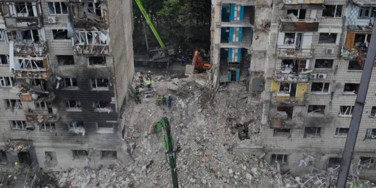 W Kijowie trwają działania ratunkowe po ataku rakietowym. Spod gruzów wydobyto już 18 ciał. Łącznie zginęły 23 osoby, a 134 zostały ranne.