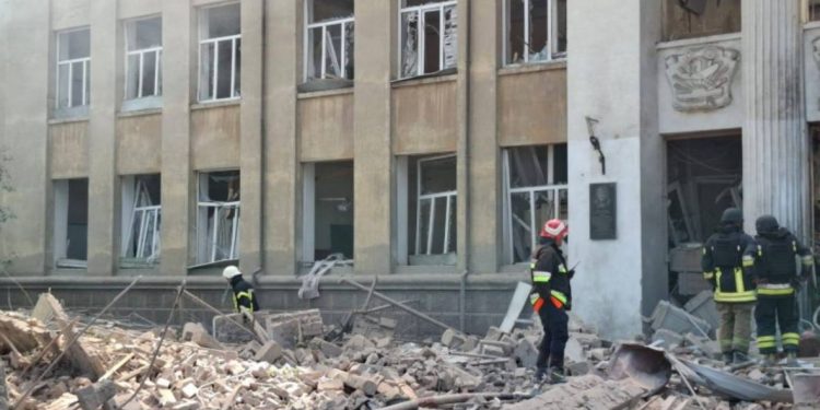 Rosja przeprowadziła atak rakietowy na liceum w Białogrodzie nad Dniestrem: dwie osoby nie żyją, co najmniej 12 rannych, w tym nastolatkowie