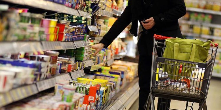 Na Ukrainie ceny artykułów spożywczych wzrosły o 20-30%, w tym ceny mięsa, produktów mlecznych i chleba, co potwierdzają dane Państwowej Służby Statystycznej.
