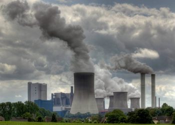 Emisje CO2 osiągnęły rekord w 2024 roku z powodu wzrostu zużycia paliw kopalnych, co budzi wątpliwości co do osiągnięcia celów klimatycznych.