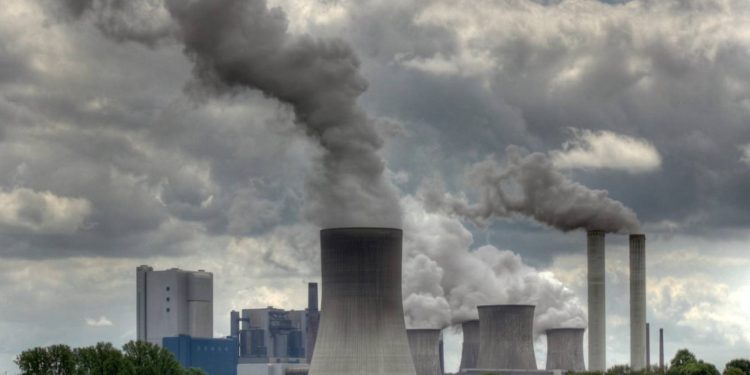 Emisje CO2 osiągnęły rekord w 2024 roku z powodu wzrostu zużycia paliw kopalnych, co budzi wątpliwości co do osiągnięcia celów klimatycznych.
