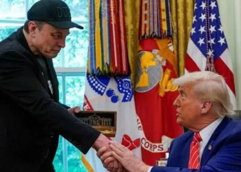 Elon Musk i Donald Trump przeprowadzili rozmowę telefoniczną po napięciach w publicznym konflikcie. Negocjacje przyczyniły się do zmniejszenia napięcia.