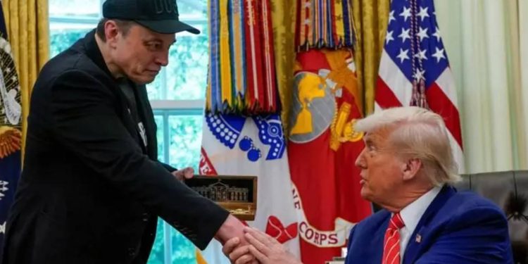 Elon Musk i Donald Trump przeprowadzili rozmowę telefoniczną po napięciach w publicznym konflikcie. Negocjacje przyczyniły się do zmniejszenia napięcia.