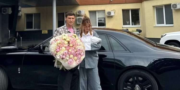 Leosia Nikitiuk potwierdziła, że została mamą i podzieliła się pierwszym zdjęciem z synem. Prowadząca wypisała się ze szpitala, a jej narzeczony ją powitał.