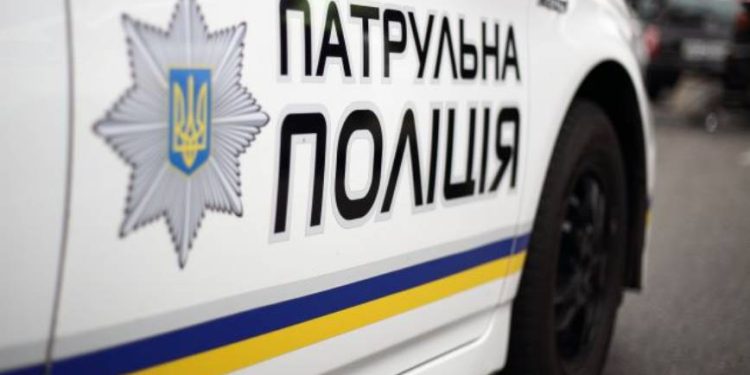 Na trasie «Kijów — Czop» samochód patrolowy potrącił niepełnoletniego chłopca. Chłopak trafił do szpitala, rozpoczęto śledztwo służbowe w celu wyjaśnienia wszystkich okoliczności wypadku.