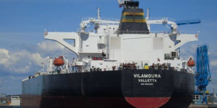 Tankowiec Vilamoura z milionem baryłek ropy eksplodował u wybrzeży Libii. Załoga jest bezpieczna, statek zmierza do Grecji na naprawę.
