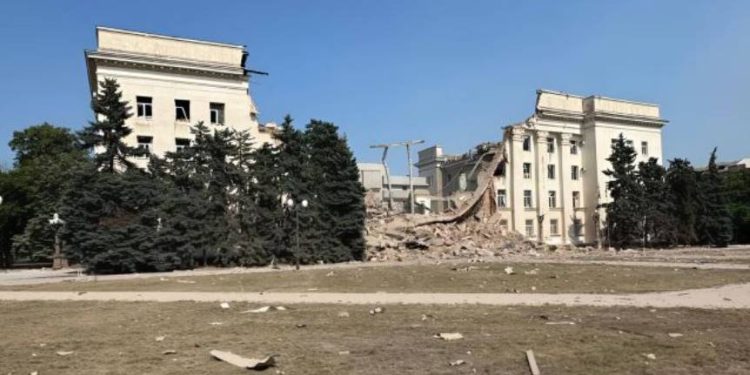 Rosja dwukrotnie uderzyła w chersońską administrację obwodową tego samego dnia