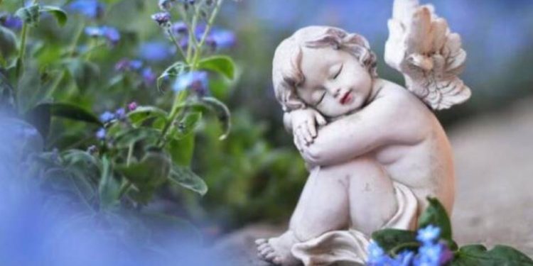 Dowiedz się więcej o Dniu Anioła Arsenija: historia święta, znaczenie imienia, tradycje obchodów, a także wiersze i kartki do składania życzeń.