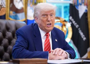 Trump sprzeciwia się zaangażowaniu USA w wojnę między Izraelem a Iranem, obawiając się eskalacji konfliktu oraz sprzeczności z polityką „Ameryka przede wszystkim”.