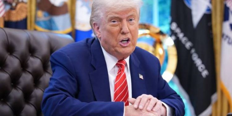 Trump sprzeciwia się zaangażowaniu USA w wojnę między Izraelem a Iranem, obawiając się eskalacji konfliktu oraz sprzeczności z polityką „Ameryka przede wszystkim”.