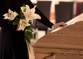Dowiedz się, co oznaczają sny o pogrzebach, jakie symbole kryją się w tych marzeniach sennych oraz jak prawidłowo je interpretować, uwzględniając szczegóły.