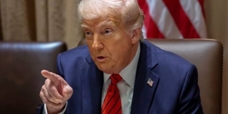 Donald Trump wymaga od Izraela wycofania samolotów z Iranu po bombardowaniach, podkreślając powagę naruszenia rozejmu.
