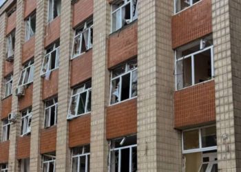 Rosyjskie drony zaatakowały obwód sumski, uszkodziły budynki i infrastrukturę, dwie osoby zostały ranne, ponad 600 osób pozostało bez prądu, trwają prace naprawcze.
