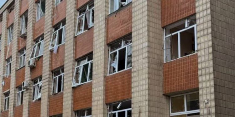 Rosyjskie drony zaatakowały obwód sumski, uszkodziły budynki i infrastrukturę, dwie osoby zostały ranne, ponad 600 osób pozostało bez prądu, trwają prace naprawcze.