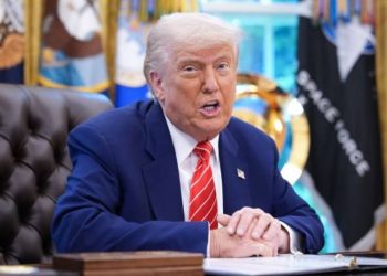 Donald Trump na zamkniętym posiedzeniu NATO oświadczył, że wojna na Ukrainie wymknęła się spod kontroli, podkreślając potrzebę działań i wsparcia Kijowa.