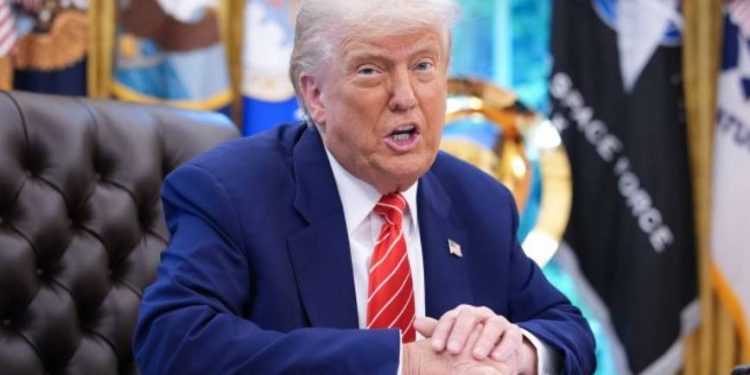 Donald Trump na zamkniętym posiedzeniu NATO oświadczył, że wojna na Ukrainie wymknęła się spod kontroli, podkreślając potrzebę działań i wsparcia Kijowa.