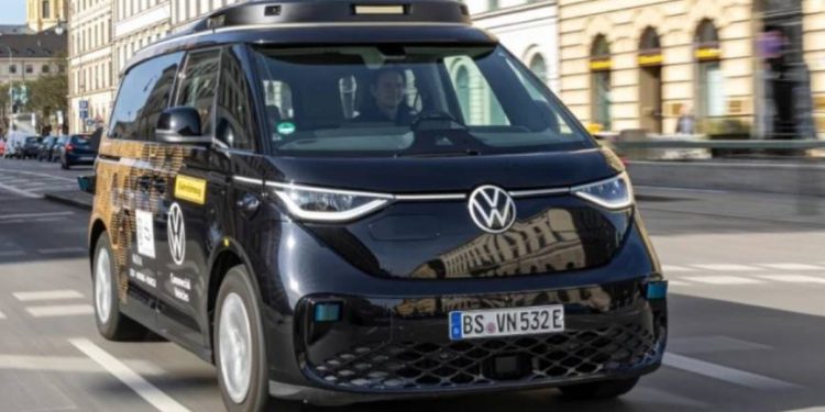 Volkswagen przedstawił autonomiczny elektryczny autobus ID. Buzz AD, który jest gotowy do produkcji seryjnej. Bezzałogowy pojazd będzie wykorzystywany w ride-sharingu oraz w flotach korporacyjnych.