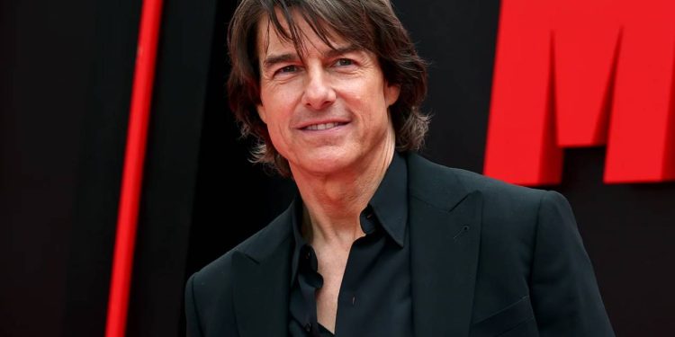Tom Cruise trafił do Księgi Rekordów Guinnessa, wykonując 16 płonących skoków spadochronowych podczas kręcenia nowego filmu „Mission: Impossible”.