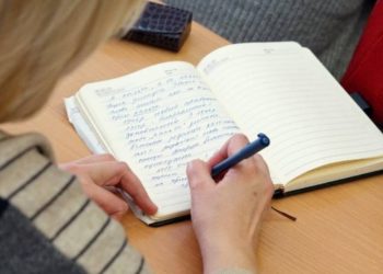 Sprawdź, czy poprawnie mówisz: dzisiaj czy dzień dzisiejszy? Poznaj opinię językoznawców, przykłady użycia i unikaj błędów językowych.