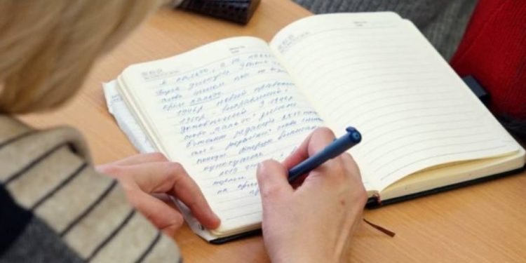 Sprawdź, czy poprawnie mówisz: dzisiaj czy dzień dzisiejszy? Poznaj opinię językoznawców, przykłady użycia i unikaj błędów językowych.